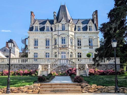 Saint-Saturnin-sur-LoireにあるDépendance Château de saint Saturnin sur Loireの古い邸宅