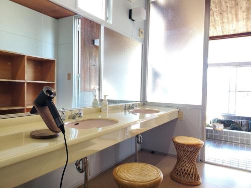Un baño de 修善寺フォーレスト 天然温泉が24時間楽しめキッチン電子レンジダイニングテーブル完備