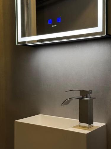 La salle de bains est pourvue d'un lavabo et d'un miroir. dans l'établissement Charming Paris Studio Apartment, à Paris