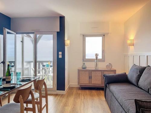 un salon avec un canapé et une table dans l'établissement Seaside Serenity YourHostHelper, à Trouville-sur-Mer