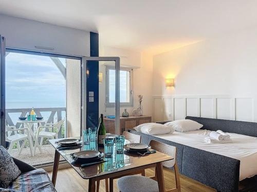 Cette chambre avec vue comprend un lit et une table. dans l'établissement Seaside Serenity YourHostHelper, à Trouville-sur-Mer