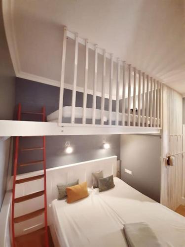 a small bedroom with a bunk bed and a staircase at Fürstenhof Sassnitz - PANORAMA103 in Sassnitz