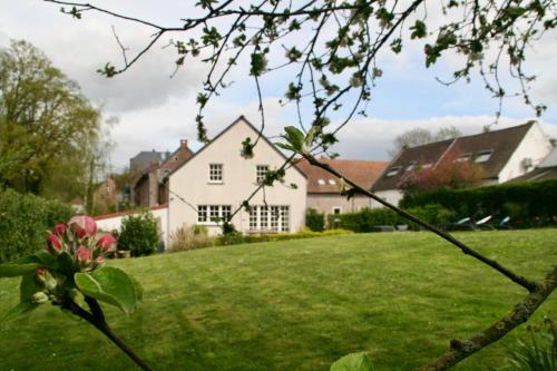 a house in a yard with a green lawn at Gertrude&Friends in Herbais
