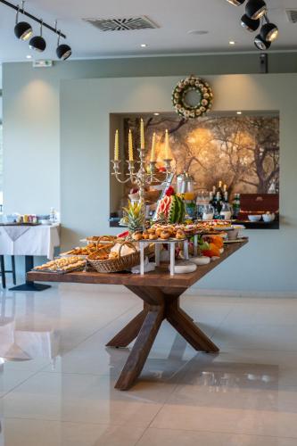 uma mesa cheia de diferentes tipos de alimentos em San Nicolas Resort Hotel em Mikros Gialos