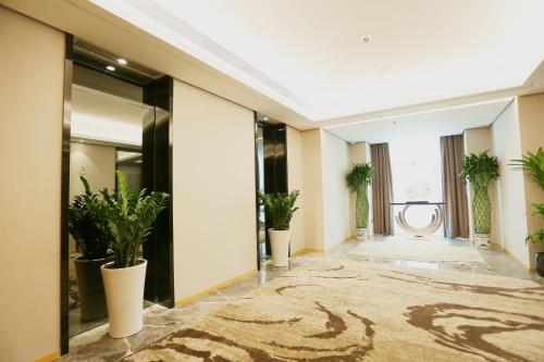 Ένα ή περισσότερα κρεβάτια σε δωμάτιο στο Lavande Hotel Shenzhen North Railway Station Qinghu Subway Station Branch