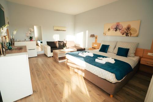 Postel nebo postele na pokoji v ubytování Orchidea Wellness Apartman