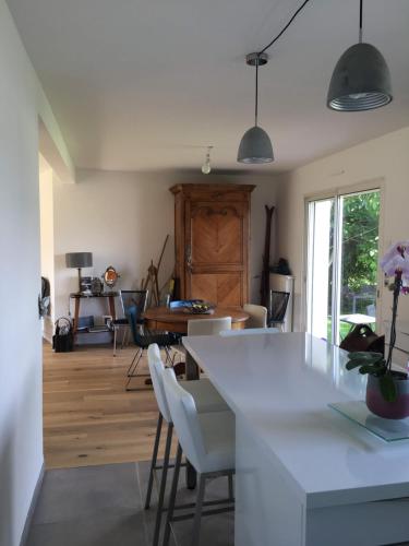 une cuisine et un salon avec une table et des chaises dans l'établissement Chambre au calme avec salle d'eau entre le centre de Vannes et la forêt de Saint Avé, à Vannes