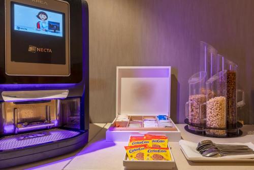 an open box of cereal next to a popcorn machine at Acta Sant Just in Sant Just Desvern