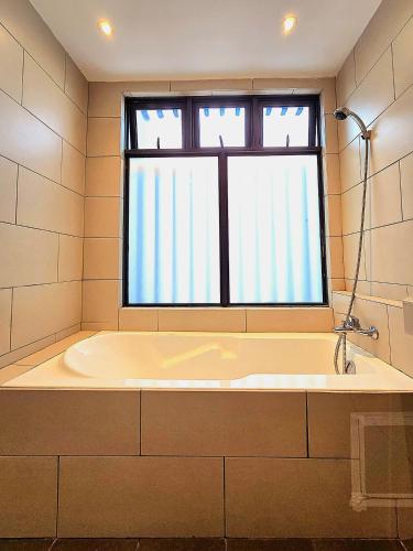 Ванная комната в Jonker Street New Cozy Home 20pax Swimming Pool Karaoke