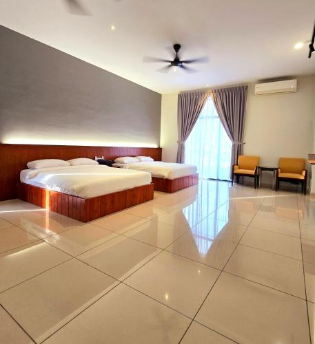Кровать или кровати в номере Jonker Street New Cozy Home 20pax Swimming Pool Karaoke