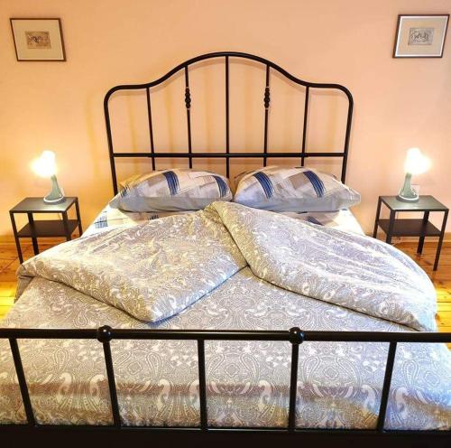 1 cama con 2 lámparas en dos mesitas en Affittacamere Esteban, en Villa Opicina