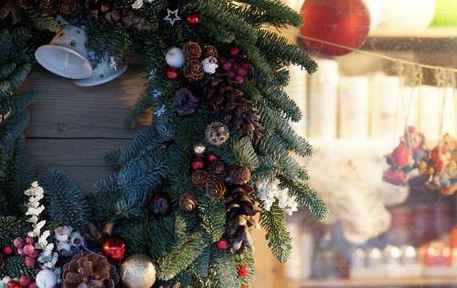 a christmas tree with christmas decorations on it at Seeliebe, 300 Meter zum Wasser, mit Terrasse und Garten in Lembruch