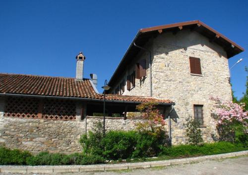 a large stone building with a roof at Agriturismo Cassinazza in Orsenigo