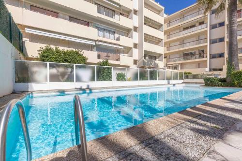 Cap d'Antibes 2 bdr appartment with parking swimming pool and AC