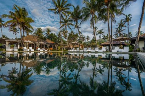 Bazén v ubytování Nirwana Beach & Resort nebo v jeho okolí