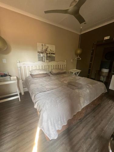 Ένα ή περισσότερα κρεβάτια σε δωμάτιο στο Damascus Bush Lodge