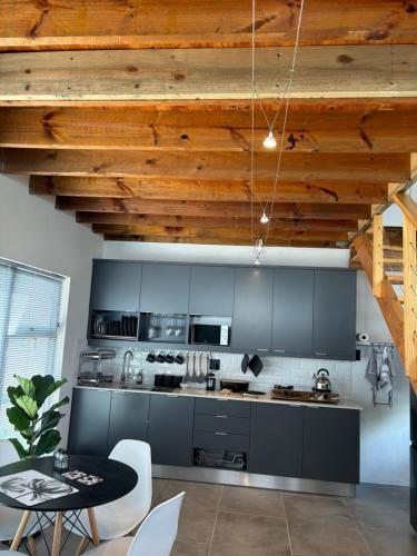 Η κουζίνα ή μικρή κουζίνα στο West Beach Life