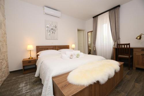 Posteľ alebo postele v izbe v ubytovaní Villa Sion peaceful villa with private pool and stunning mountain view