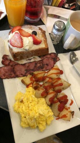 een bord ontbijtproducten met eieren, spek en toast bij Kigali diplomat Hotel in Kigali