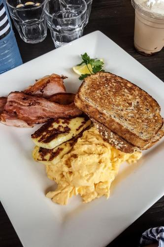 een bord ontbijtproducten met eieren, spek en toast bij Kigali diplomat Hotel in Kigali