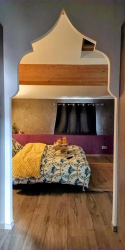 - une chambre avec un lit avec une arche dans l'établissement Villa Bien être, à La Moutonne