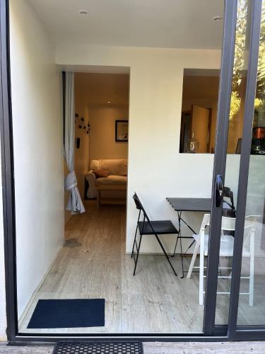 un salon avec une table et un canapé dans l'établissement cosy F2 proche Mer et Commerces, à Port Santa-Lucia