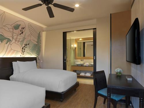 TV a/nebo společenská místnost v ubytování Anantara Mai Khao Phuket Villas