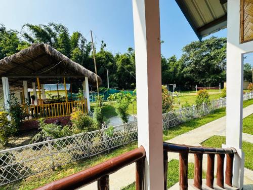 un porche de una casa con un cenador en TULDA BAMBUSA RESORT, en Kāziranga