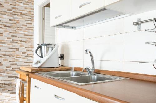a kitchen with a sink and a microwave at Le Cerqueta in Castel Madama