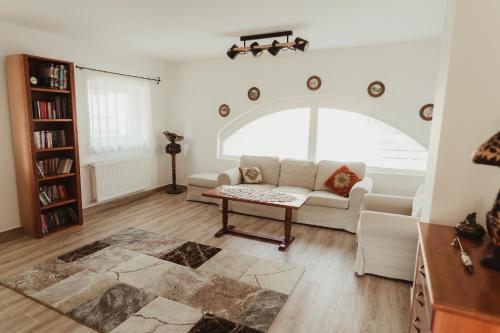 a living room with a couch and a table at Barátúri Barátok Vendégház in Barátúr
