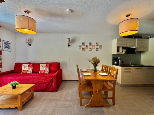 Appartement Vars sur les pistes de ski avec piscine