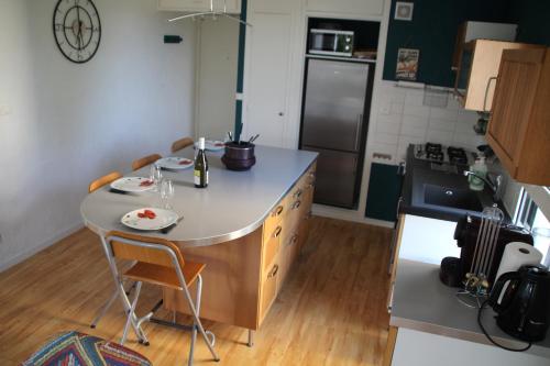 une cuisine avec un îlot au milieu d'une cuisine dans l'établissement Nid Douillet à 15 min à pied du Lac, à Annecy