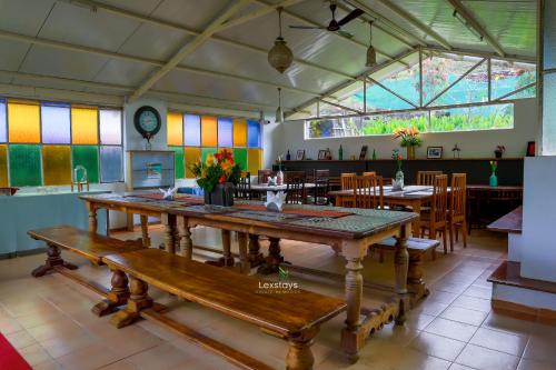 En restaurant eller et andet spisested på 42 Green Pastures By Lexstays -Tea Estate Experience