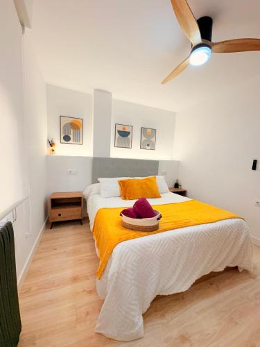a bedroom with a bed and a ceiling fan at Industrial -Apartamentos Birdie- in Albacete