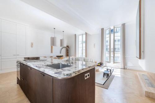 - une cuisine avec une grande île dans une chambre dans l'établissement Appartement de luxe Marais, à Paris