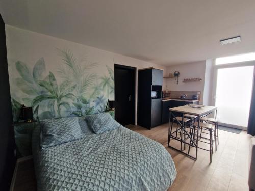 une chambre avec un lit et une table et une cuisine dans l'établissement La bulle Mathias, à Buhl