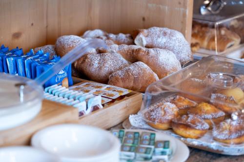 un gruppo di diversi tipi di ciambelle su un tavolo di Hotel Mary a Pozza di Fassa
