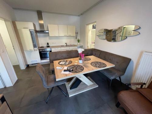 une table de salle à manger avec des chaises et une cuisine dans l'établissement Ferienwohnung Franz, à Bad Gleichenberg