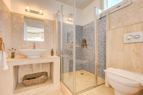 ein Badezimmer mit Dusche, Toilette und Waschbecken in der Unterkunft Ev Bharat Butique Hotel, Alaçatı in Alacati