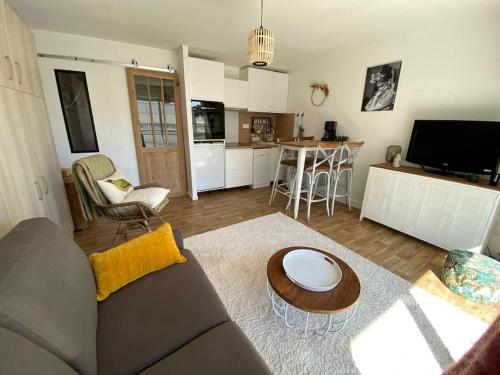 un salon avec un canapé et une table dans l'établissement Petit cocon à 50 m de la plage, à Le Touquet-Paris-Plage