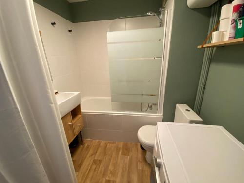 une salle de bain avec toilettes, lavabo et baignoire dans l'établissement Petit cocon à 50 m de la plage, à Le Touquet-Paris-Plage