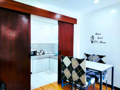 Кухня или мини-кухня в 7 - Cabanatuan City's Best Bed and Breakfast Place
