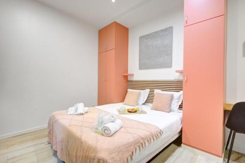 - une chambre avec un lit et un plateau de nourriture dans l'établissement Bluestay 149 - Spacieux appartement Paris centre, à Paris