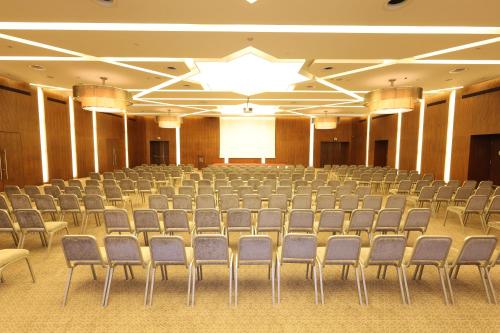 an empty lecture hall with chairs and a projection screen at Hilton Garden Inn Konya in Konya