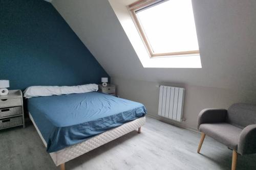 une chambre avec un lit, une fenêtre et une chaise dans l'établissement Maison du Fort Vallières - Bois des forts, à Boomkens