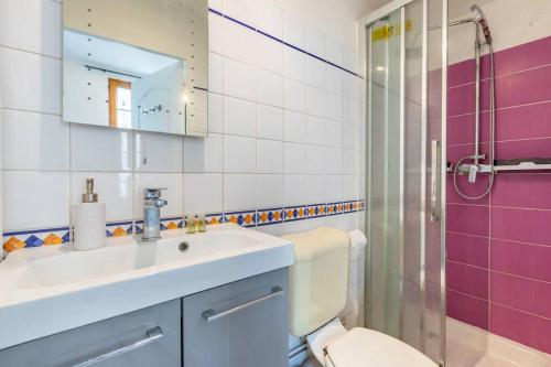 une salle de bain avec un lavabo, des toilettes et une douche dans l'établissement Studio intimiste au cœur du Marais historique, à Paris