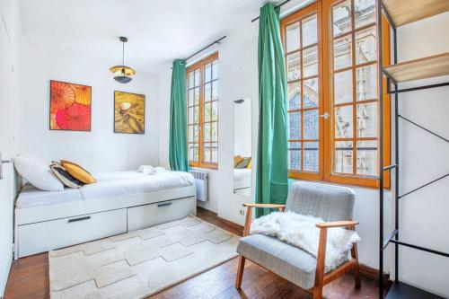une chambre avec un lit, une chaise et des fenêtres dans l'établissement Studio intimiste au cœur du Marais historique, à Paris