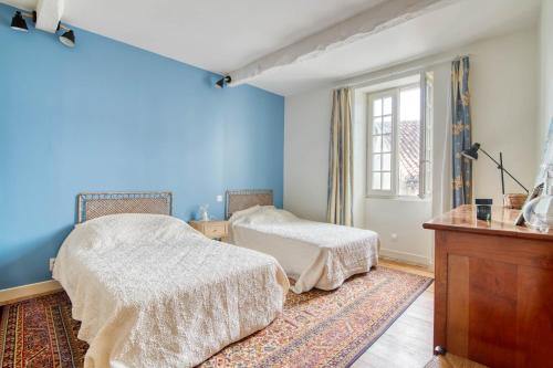 Ένα ή περισσότερα κρεβάτια σε δωμάτιο στο La Maison du Forgeron - Maison au calme de 110 m2