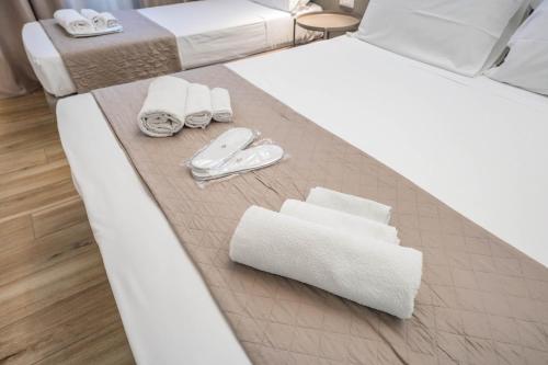 pokój hotelowy z łóżkiem z ręcznikami w obiekcie SOMA w Rimini
