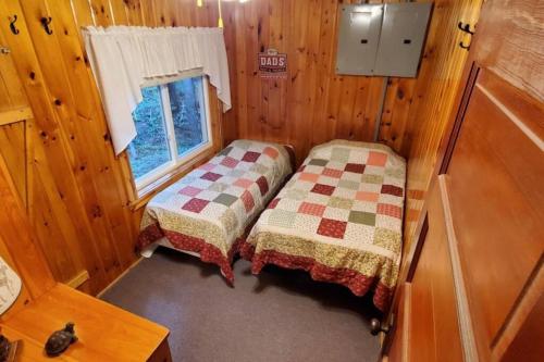 Gallery image of Quiet 2 Bedroom Bass Cabin In The Trees in Kabetogama